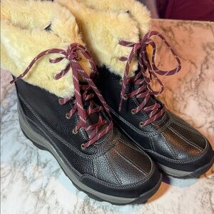 Clarks Black with Cream Faux Fur Winter Style Boots with NWOT SZ 9